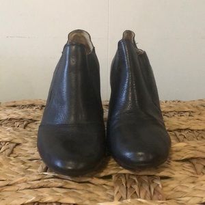 Audrey Brooke Blck Leather Booties